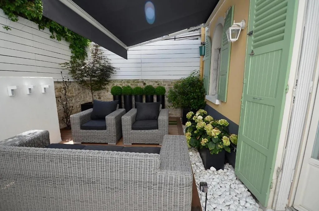 Le Jardin De Rochegrosse Bed and Breakfast 3*